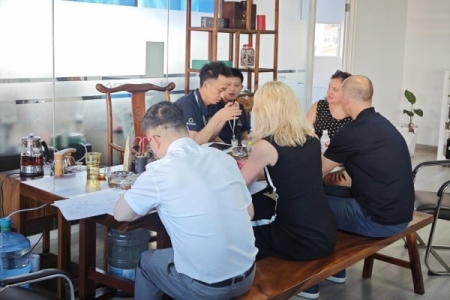 国外客户莅临我司考察，深化外贸交流与合作